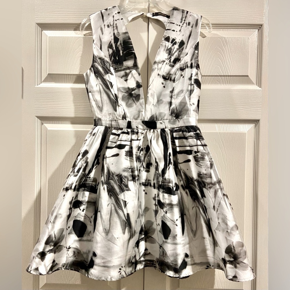 Hesperus White & Black Fit & Flare Low Cut Dress Size Medium